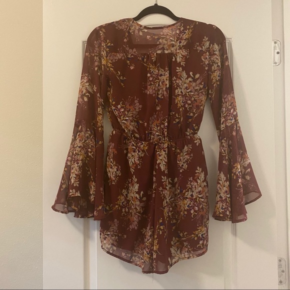 Bell Sleeve Floral Romper with Pockets - Picture 6 of 6